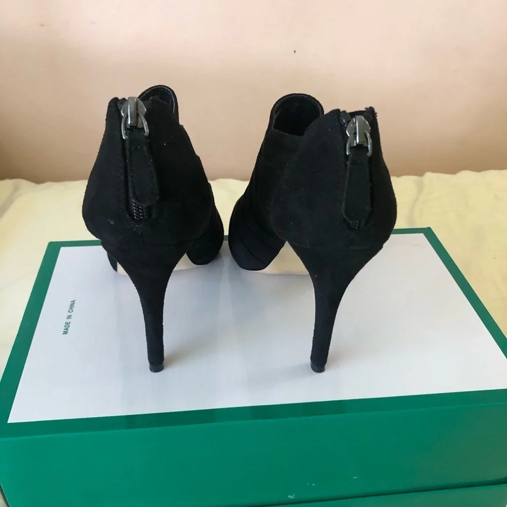 Saks Fifth Avenue Black Suede platforms size‎ 6M